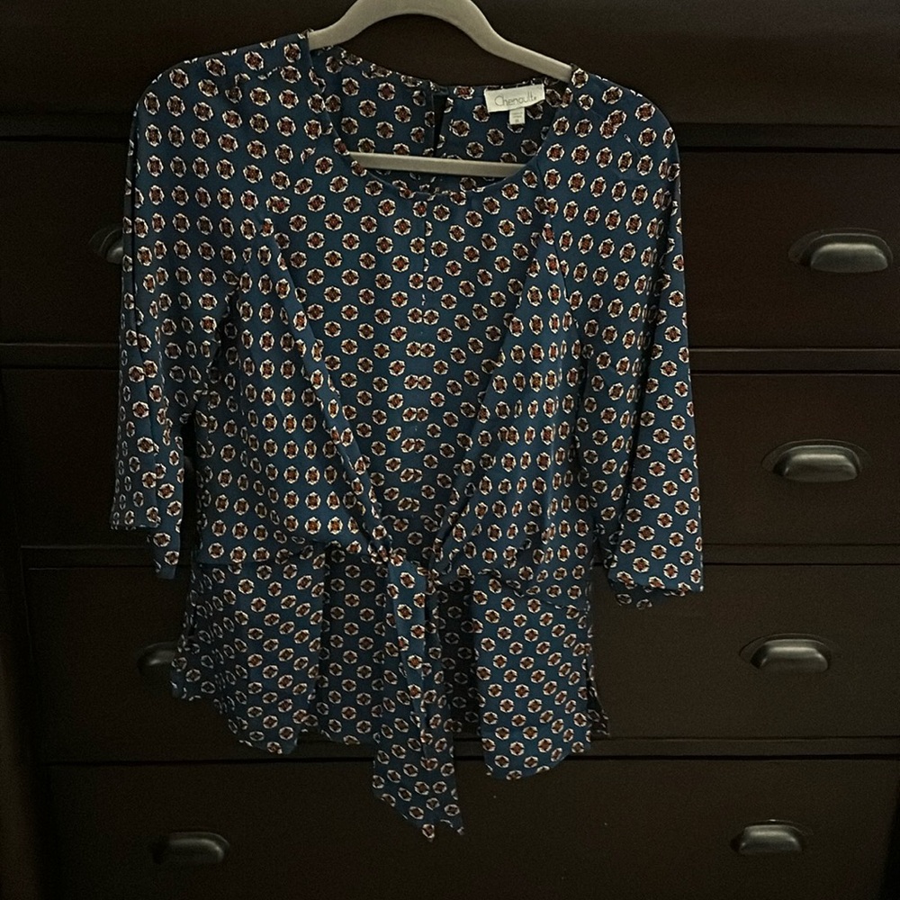 Beautiful silky polyester Chenault top size M from Dress Barn. Brand new w/tags